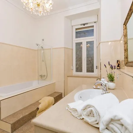 Luxury Seafront Banje דירה *