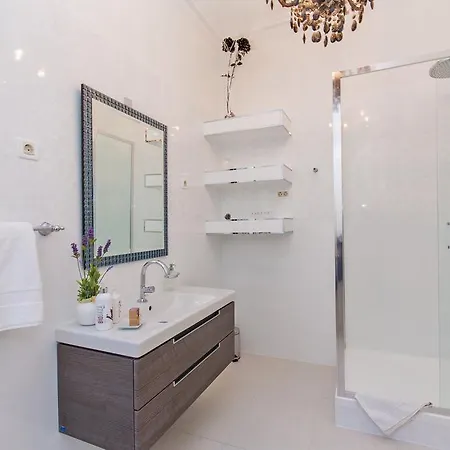 Luxury Seafront Banje דירה